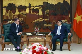 Prime Minister Pham Minh Chinh receives French Transport Minister Philippe Tabarot. (Photo: VNA)