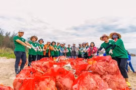 Members of the “Kindness for Sa Can” project collect plastic waste at the Sa Can estuary in Quang Ngai province. (Photo: VNA)