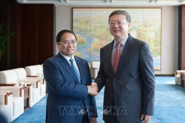 Prime Minister Pham Minh Chinh (left) meets with Chen Jining, Secretary of the Shanghai Municipal Committee of the Communist Party of China, on June 26, 2025. (Photo: VNA)
