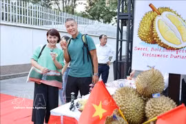 Visitors pose with durian at an event promoting Vietnam’s renowned and distinctive fruit. (Photo: VNA)
