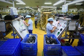 Workers manufacture electronic components. (Photo: VNA)