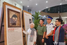 Former political prisoner Le Tu Cam is moved as she views a portrait of herself, digitally restored from archival photographs and crafted from lotus leaves, on display at the Con Dao Museum. (Photo: VNA)