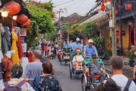 Foreign tourists in Hoi An ancient town of Da Nang city. (Photo: VNA)