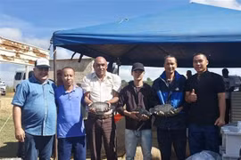 Cuban Minister of Food Industry Alberto Lopez Diaz (third from left) and Vietnamese experts celebrate the successful cooperation. (Photo: VNA)