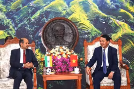 Secretary of the Ha Giang provincial Party Committee Hau A Lenh (right) and Indian Ambassador to Vietnam Sandeep Arya at their meeting on March 20. (Photo: VNA)