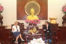 Chairman of the Can Tho People’s Committee Truong Canh Tuyen (right) and US Consul General in Ho Chi Minh City Susan Burns at the meeting on May 27. (Photo: VNA)