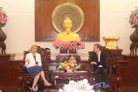 Chairman of the Can Tho People’s Committee Truong Canh Tuyen (right) and US Consul General in Ho Chi Minh City Susan Burns at the meeting on May 27. (Photo: VNA)