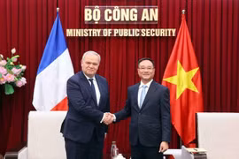 Deputy Minister of Public Security Lieutenant General Pham The Tung and French Minister attached to the Minister for the Interior François-Noël Buffet at the meeting in Hanoi on May 27 (Photo: VNA)