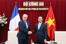 Deputy Minister of Public Security Lieutenant General Pham The Tung and French Minister attached to the Minister for the Interior François-Noël Buffet at the meeting in Hanoi on May 27 (Photo: VNA)