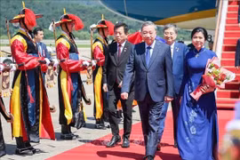 Party General Secretary To Lam and his spouse arrive in Seoul, beginning a state visit to the Republic of Korea. (Photo: VNA)