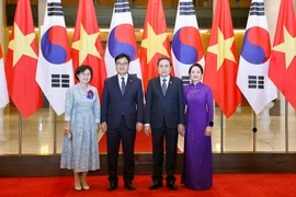 National Assembly Chairman Tran Thanh Man and his spouse host the official welcome ceremony for Speaker of the National Assembly of the Republic of Korea Woo Won Shik and his spouse during their official visit to Vietnam. (Photo: VNA)