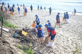 Many activities such as cleaning up beaches will be launched in response of the World Ocean Day on June 8. (Photo: VNA)