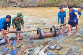 The bomb measures 30cm in diameter, 1.4m in length, and weighs around 250kg. (Photo: nhandan.vn)