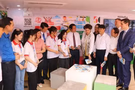 Delegates explore the career-orientation-bus programme. (Photo: VNA) 