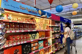 Customers shop at Nguyen Dinh Chieu Co.opmart supermarket in Ho Chi Minh City. (Photo: VNA)