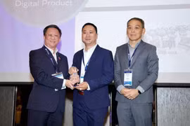 Journalist Tran Ngoc Long (centre), representing VietnamPlus, receives the award in Malaysia. (Photo: VNA)