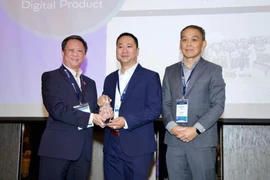 Journalist Tran Ngoc Long (centre), representing VietnamPlus, receives the award in Malaysia. (Photo: VNA)