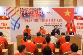 Minister of Culture, Sports and Tourism and President of the Vietnam Olympic Committee Nguyen Van Hung cheers on the Vietnamese sports delegation competing at the 33rd SEA Games, taking place in Thailand from December 9 to 20. (Photo: VNA)