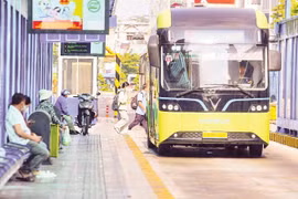 Ho Chi Minh City sets a roadmap to put environmentally friendly public transport vehicles into operation by 2030. (Photo: Nhan dan Newspaper)