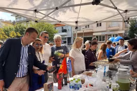 Greek people enjoy traditional Vietnamese dishes and products. (Photo courtesy of the Vietnamese Embassy in Greece)
