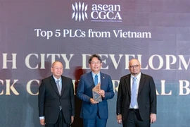 HDBank Chairman Kim Byoungho (centre) receives the award from the organisers. — Photo courtesy of the bank. (Photo: VNA)