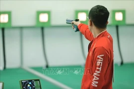 A Vietnamese athlese competes in the men’s 10m air pistol team event at the 33rd SEA Games. (Photo: VNA)