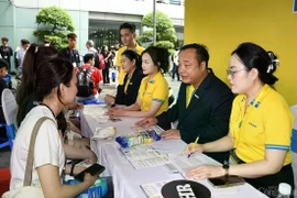 Businesses conduct direct interviews with students at the job fair. (Photo: congthuong.vn)