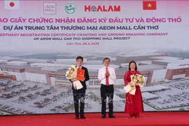 Chairman of the Can Tho city People's Committee Truong Canh Tuyen granted the investment registration certificate to Aeon Mall Vietnam leader. (Photo: VNA)