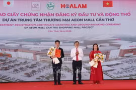 Chairman of the Can Tho city People's Committee Truong Canh Tuyen granted the investment registration certificate to Aeon Mall Vietnam leader. (Photo: VNA)
