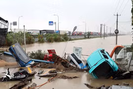Vehicles damaged on a flooded road in Phu Yen ward, Dak Lak province. (Photo: VNA)