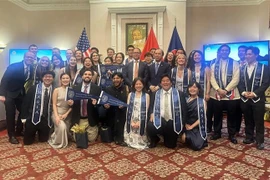 The Vietnamese Embassy's staff in the U.S. pose for a photo with Southeast Asian Studies Master’s Graduates. (Photo: VNA)