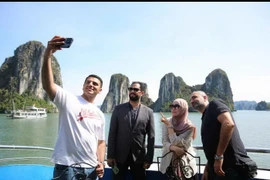 Muslim tourists enjoy a tour of Ha Long Bay. (Photo: quangninh.gov.vn)