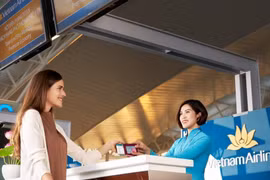 A passenger checks in for a Vietnam Airlines flight. (Photo: VNA)