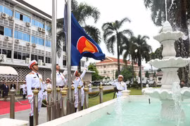 ASEAN flag raised in Laos to mark bloc’s founding anniversary. (Photo: VNA)