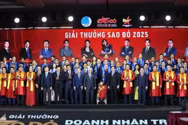 Officials and the entrepreneurs honoured with the Red Star Awards 2025. (Photo: VNA)