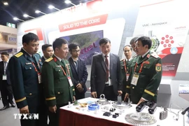 Major General Nguyen Ba Luc (far right), Deputy Chief of the General Staff of the Vietnam People’s Army, visits the Viettel Manufacturing booth at the exhibition. 