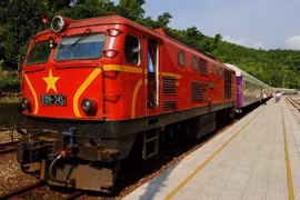 The Hue–Da Nang “Central Heritage Connection” train takes passengers along one of Vietnam’s most spectacular coastal railway routes. (Photo: nhandan.vn)