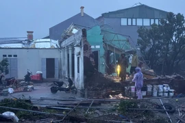 The roof of a house in Thanh Hoa province is blown down by strong winds, trapping four family members inside. (Photo: VNA)