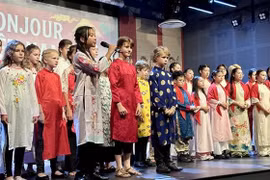Vietnamese and French children perform the song "Bonjour Vietnam" at the festival. (Photo: VNA)