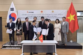 President of the Association of Vietnamese Communities in the RoK Dao Tuan Hung and President of the National Journalists Association of Korea (NJA) Choi Jong Yeop exchange the cooperation agreement at the signing ceremony. (Photo: VNA)