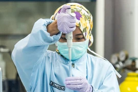 Officer tests food samples at the Food and Drug Monitoring Authority (BPOM) laboratory in Jakarta on February 9, 2026. (Photo: Antara)