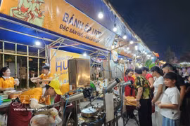Visitors sample Hue's traditional specialties during the Hue Traditional Cuisine Week 2024. (Photo: VNA)