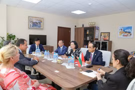 Vietnamese Ambassador to Bulgaria Nguyen Thi Minh Nguyet and Prof. Dr. Nguyen Huu Tu, President of Hanoi Medical University, meet with Prof. Boycho Landjov, President of Sofia Medical University. (Photo: VNA)