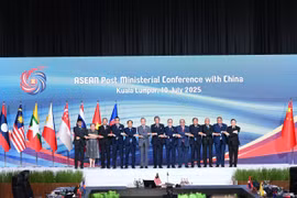 Officials pose for a group photo at the ASEAN Post-Ministerial Conference with China in Kuala Lumpur on July 10 (Photo: Ministry of Foreign Affairs)