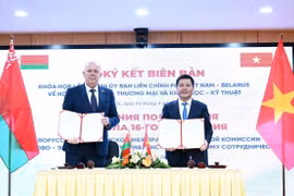 Minister of Industry and Trade Nguyen Hong Dien and Deputy Prime Minister of the Republic of Belarus Anatoly Sivak sign the meeting minutes. (Photo: VNA)