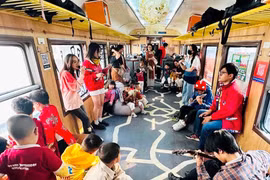 A cultural experience train journey is operated from Hanoi Station to Gia Lam Station as part of the Hanoi Creative Design Festival 2023. (Photo: hanoimoi.vn)