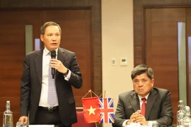 Vietnamese Ambassador to the UK Do Minh Hung (L) address the roundtable discussion. (Photo: VNA)