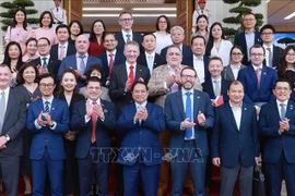 Prime Minister Pham Minh Chinh poses for a photo with UK businesses. (Photo: VNA)