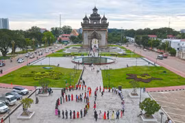 Vietnamese people in Laos form the number “80” to celebrate the 80th National Day of Vietnam. (Photo: VNA)