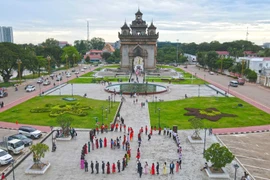 Vietnamese people in Laos form the number “80” to celebrate the 80th National Day of Vietnam. (Photo: VNA)
